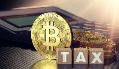 Bitcoin ayakta hesap makinesi önünde ve yanında vergi harflerle ahşap bloklar. Bitcoin vergi kavramı. 3D render
