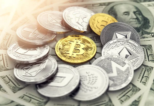 Kör Egy Arany Bitcoin Közepén Dollár Számlák Szóló Különböző Cryptocurrencies — Stock Fotó