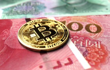 Çin Yuan faturalarında döşeme Bitcoin sikke üzerinde yakın çekim vurdu. Fiyat Bitcoin Çin kavram. 3D render