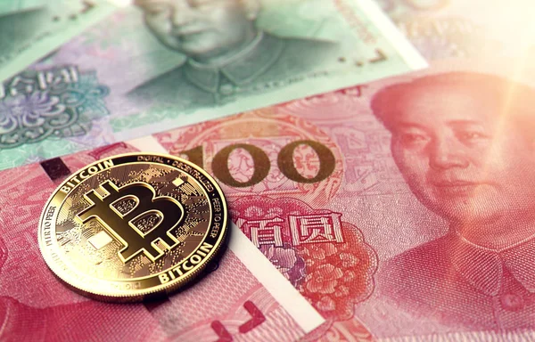 Bitcoin sikke Çin Yuan faturaları üzerinde. Bitcoin Çin kavram. 3D render