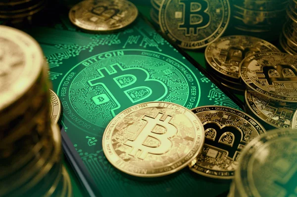 Pila Monedas Bitcoin Pantalla Del Teléfono Inteligente Gran Concepto Oportunidades — Foto de Stock