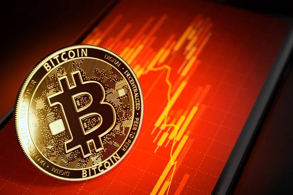 Goldener Bitcoin Auf Einem Bildschirm Mit Rotem Abwärtstrend Diagramm Der — Stockfoto