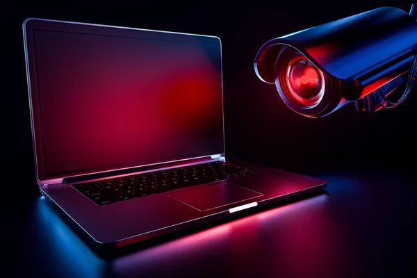 Computer beobachtet von feindlich aussehenden Kamera als Metapher für Stalking oder bösartige Software beobachten und verfolgen Benutzer. Kopierplatz auf dem Laptop-Bildschirm inklusive. 3D-Darstellung — Stockfoto