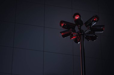 Pilon çeşitli cctv kameraları ve kopya alanı metin için sol tarafında. Sürekli gözetim ve sosyal kredi sistemi konsepti ile gelecek. 3D render