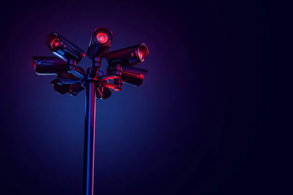 Pylon mit den Aufzeichnungen von cctv und sammelt Informationen über die Gemeinschaft. Kopierraum für Text auf der linken Seite. Öffentliche Sicherheit und dauerhaftes Überwachungskonzept. 3D-Darstellung — Stockbild Pylon mit den Aufzeichnungen von cctv und sammelt Informationen über die Gemeinschaft. Kopierraum für Text auf der linken Seite. Öffentliche Sicherheit und dauerhaftes Überwachungskonzept. 3D-Darstellung — Stockfoto