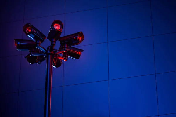 Pilón de Cctv con varias cámaras en una pared azul durante la noche. Espacio de copia incluido. Concepto de seguridad y supervisión. Renderizado 3D — Foto de Stock