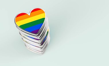 Yığın veya yığın içinde gökkuşağı bayrağı ile Gümüş kalpler. Eşcinsel gurur, Lgbt, biseksüel, homoseksüel sembol kavramı. Kopya alanı ile pastel yeşil arka plan üzerinde izole. 3d render