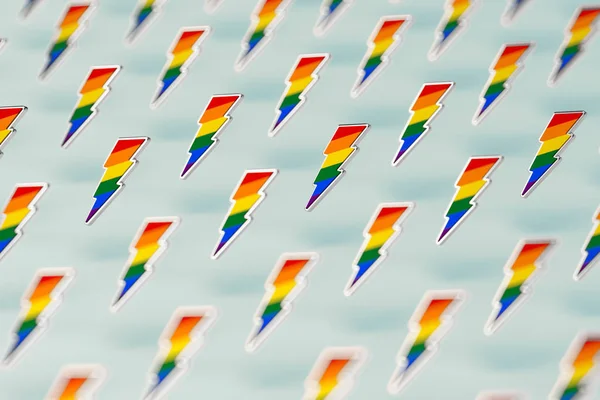 Wazige close-up geschoten op LGBT Lightning Bolt Rainbow trots symbool geïsoleerd op groene achtergrond. Gay, lesbische en seksuele minderheids strijd voor hun rechten symbool concept. 3D-rendering — Stockfoto