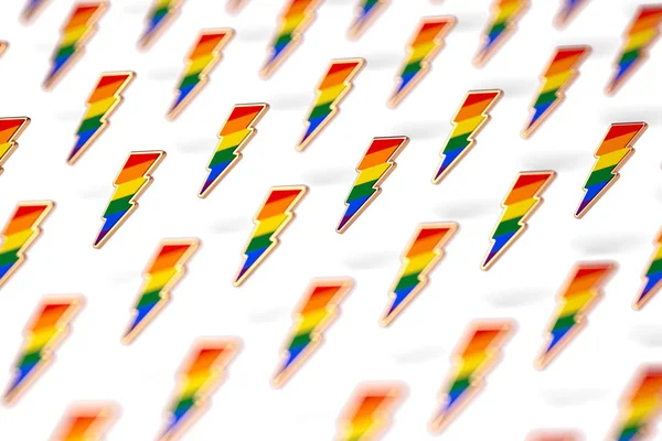 Wazige close-up geschoten op LGBT Lightning Bolt Rainbow trots symbool geïsoleerd op witte achtergrond. Gay, lesbische en seksuele minderheids strijd voor hun rechten symbool concept. 3D-rendering — Stockfoto