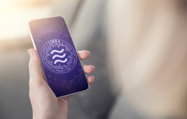 Ekranda Terazi sembolü olan el tutan akıllı telefon. E-ticarette yeni dönem, on-line ödemeler ve e-iş konsepti. Yeni sanal para - 3d render