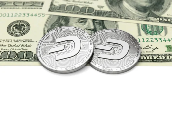 Duas moedas de traço (com o logotipo atualizado 2019) que colocam em notas de dólar w — Fotografia de Stock