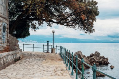 Opatija, Hırvatistan ve Avrupa 'da sahil boyunca uzanan taş yol. İnsan yok. Avrupa 'nın dört bir yanında tatil yerleri.