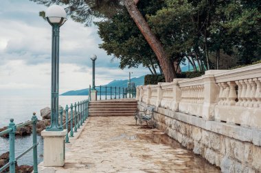 Opatija, Hırvatistan ve Avrupa 'da sahil boyunca uzanan taş yol. İnsan yok. Avrupa 'nın dört bir yanında tatil yerleri.