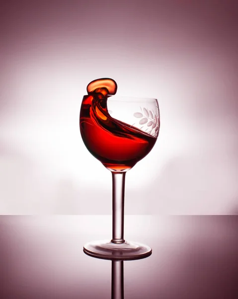 İçki bardağı sıçrama, su sıçramalarına ve dökülen kırmızı şarap