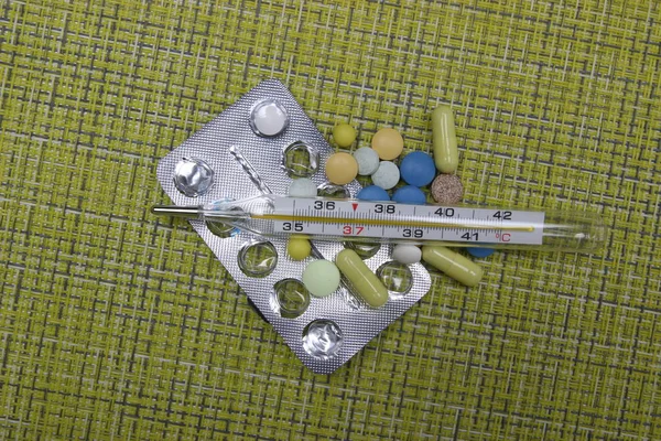 Tablet, kapsül ve tıbbi termometre