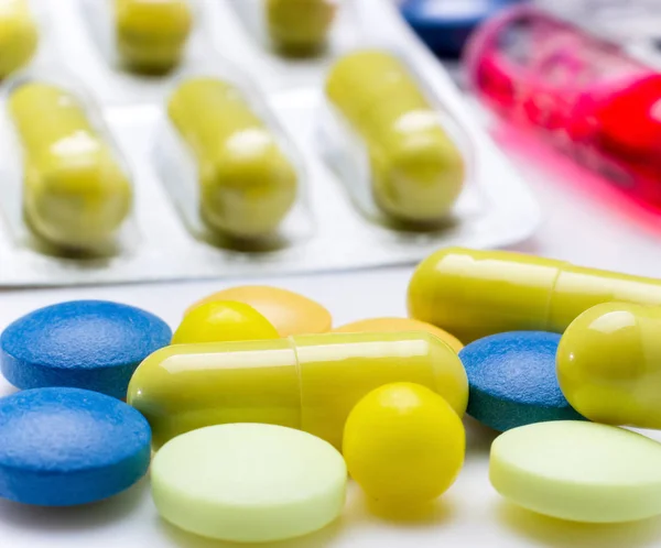 Renkli hap ve kapsül, ilaç yakın çekim