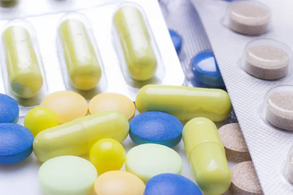 Renkli hap ve kapsül, ilaç ve uyuşturucu makro fotoğraf.