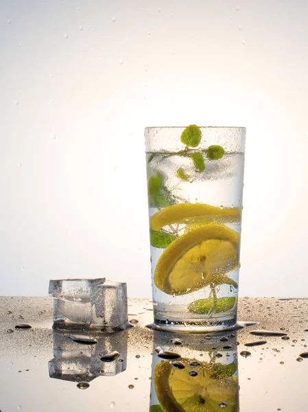 Soğuk serinletici içecek limon ve nane, damla su cam ve yansıma.