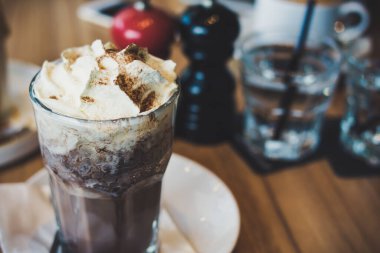 Kremalı sıcak çikolata.