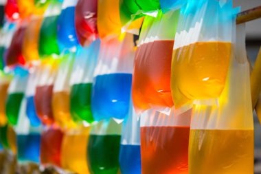 Plastik poşetteki renk suyundan, plastik poşetteki çeşitli renklerden sallanan sudan, renklerden, arka plandan, geri dönüşümden, plastikten, mucizevi sudan, mağazadan, su renklerinden, plastiğin içindeki sulu renklerden