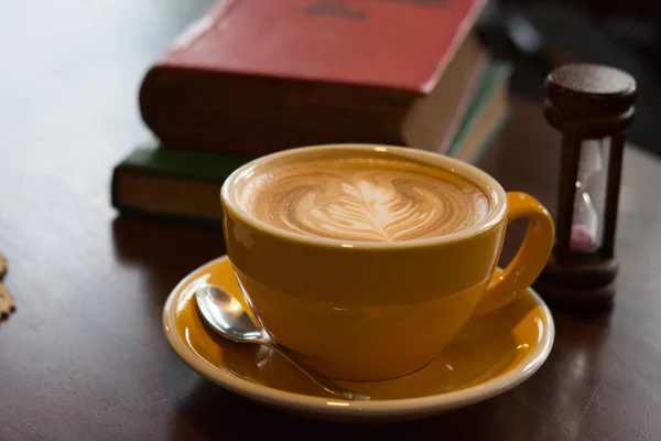 Secangkir Kopi Latte Dalam Cangkir Kuning Atas Meja Kayu Dengan — Stok Foto