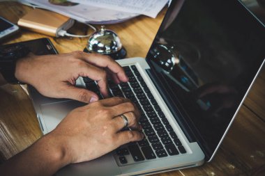 Erkek eller dizüstü bilgisayarda yazıyor, seçici odaklanma