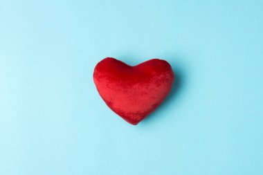 Mavi arka planda kırmızı kalp, Sevgililer Günü konsepti.