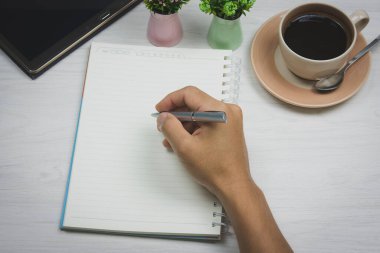 Ahşap masaya el yazısı yazan genç adam!