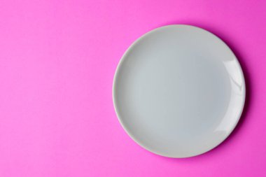 Fotokopi alanı olan pembe arkaplanda beyaz bir plaka