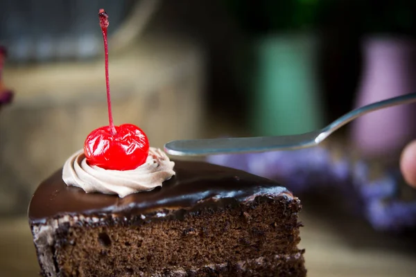 Closeup Hand Holding Knife Slice Chocolate Cake Wooden Tables — Stock Photo, Image