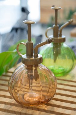 yeşil ve altın rengi boş şişe spreyi.