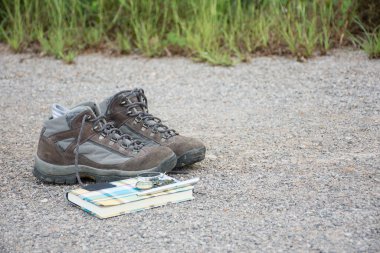 Eski ayakkabı cep saati ve pusula. Yolda, klasik tarzda..