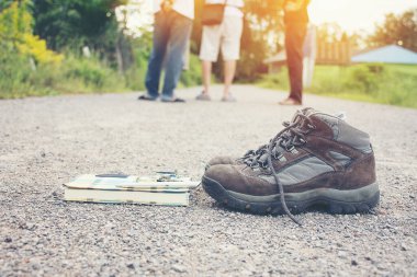 Eski ayakkabı cep saati ve pusula. Yolda, klasik tarzda..