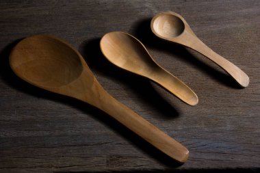 Tahta masadaki tahta kaşık.