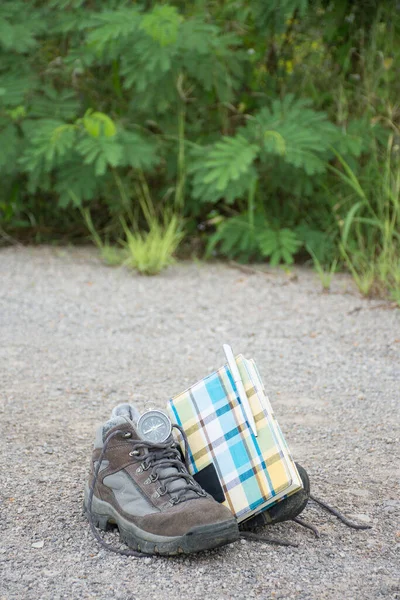 Gamla Skor Kompass Och Travel Memo Vägen Vintage Stil — Stockfoto