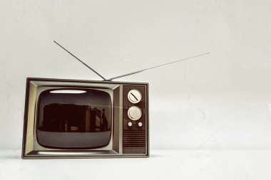 Beyaz arka plan üzerinde 3d illüstrasyon izole retro tv 