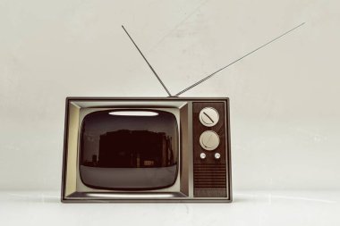 Beyaz arka plan üzerinde 3d illüstrasyon izole retro tv