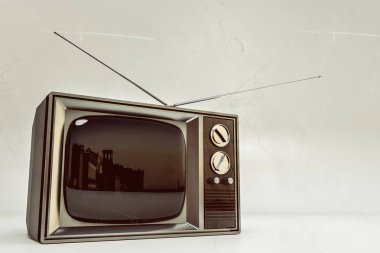 Beyaz arka plan üzerinde 3d illüstrasyon izole retro tv