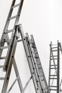 Metal merdiven beyaz zemin üzerinde izole edilmiş 3d illüstrasyon