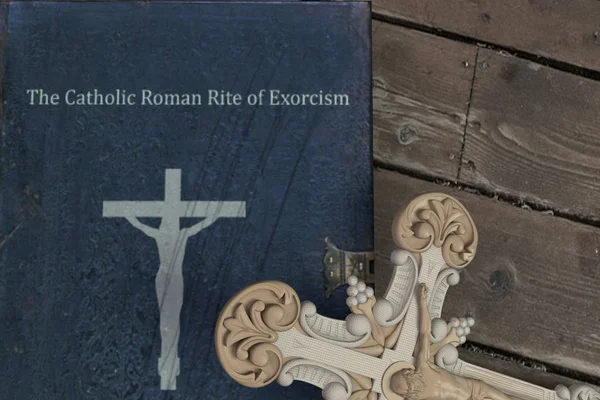Exorzismus-Buch auf Holzboden — Stockfoto