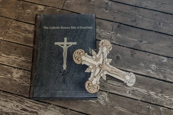 Şeytan çıkarma kitap ahşap zemin üzerinde — Stok fotoğraf