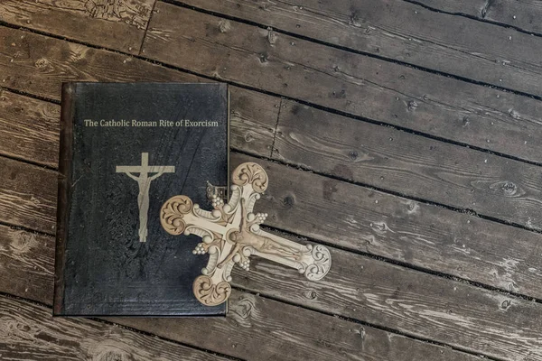 Livre d'exorcisme sur le sol en bois — Photo