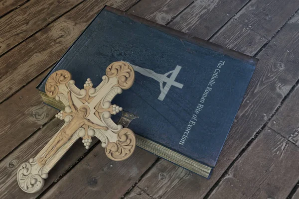 Libro de exorcismo en suelo de madera —  Fotos de Stock