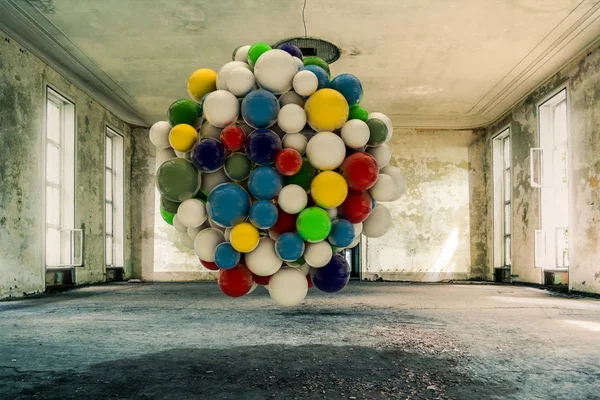 Esferas de colores intallation dentro de una habitación vacía — Foto de Stock