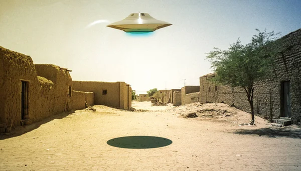 UFO latające nad pustynną wioską — Zdjęcie stockowe