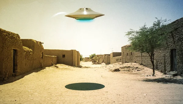 砂漠の村を飛ぶufo — ストック写真