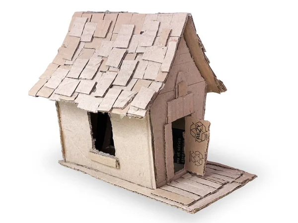 beyaz arkaplanda izole edilmiş karton ev