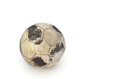 Beyaz zemin üzerinde izole edilmiş eski futbol topu 3d illüstrasyon 