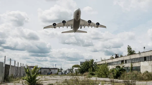 Uçak Acil Iniş Yapıyor Görüntü — Stok fotoğraf