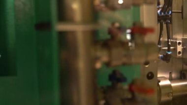 Ekstrüzyon kalıpları ekipman hareketli ve manipülatör plastik kaplarda üretim işlemi bitmiş ürün alır ve bunları depolar.